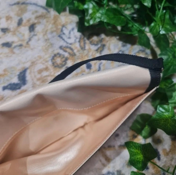 Banana Republic cream coquette clutch/wallet - Picture 4 of 7